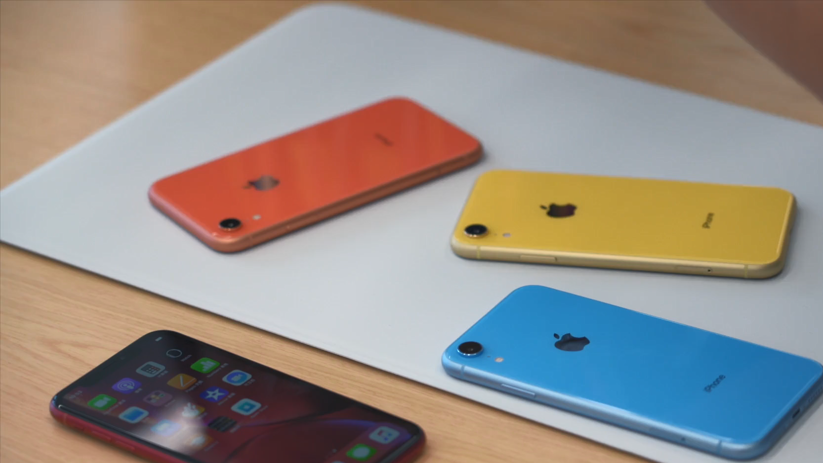 iPhone XR全部颜色上手体验：红色讨喜，黑色更加稳重