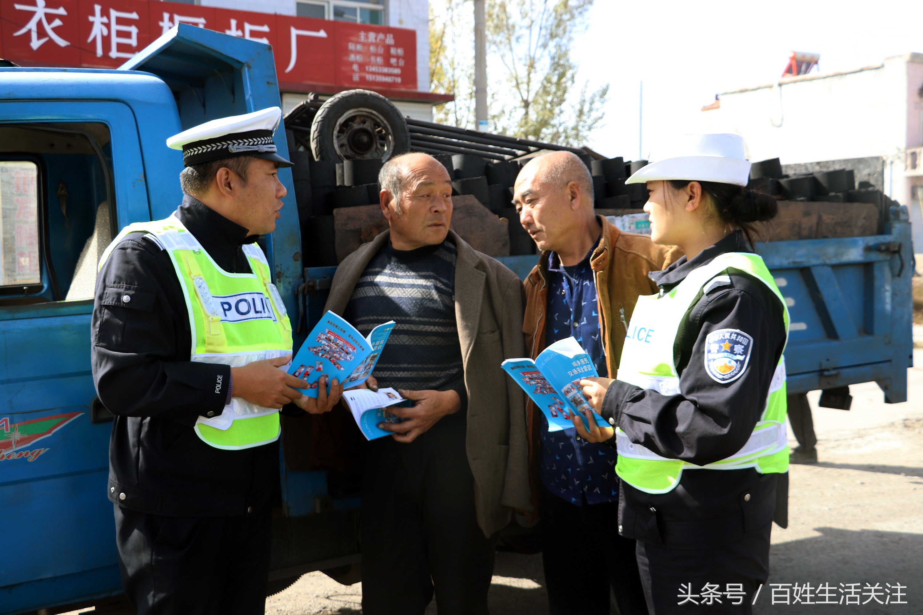 山西绛县交警对面包车、农用三轮车宣交安