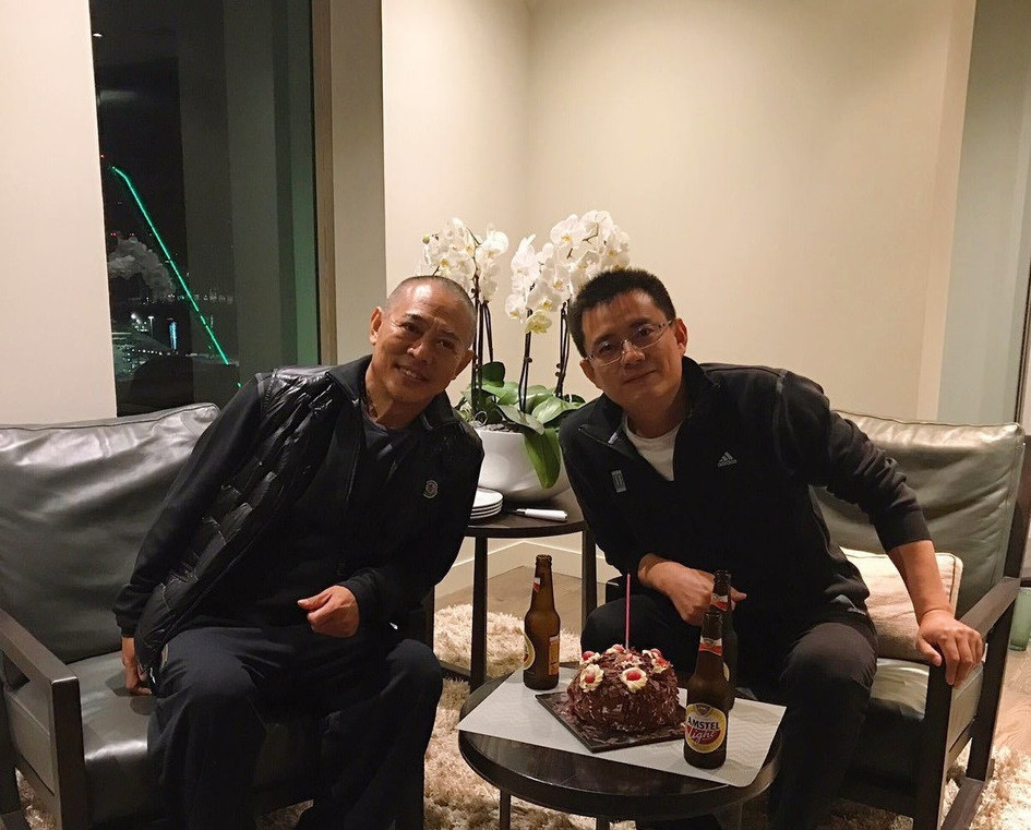 55岁李连杰为好友庆生，亲哥李连胜罕见亮相，兄弟俩长得太像了