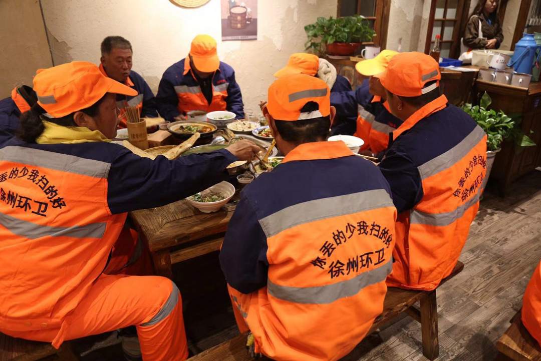 徐州市第六届环卫工人节:羊汤慰人心,公益