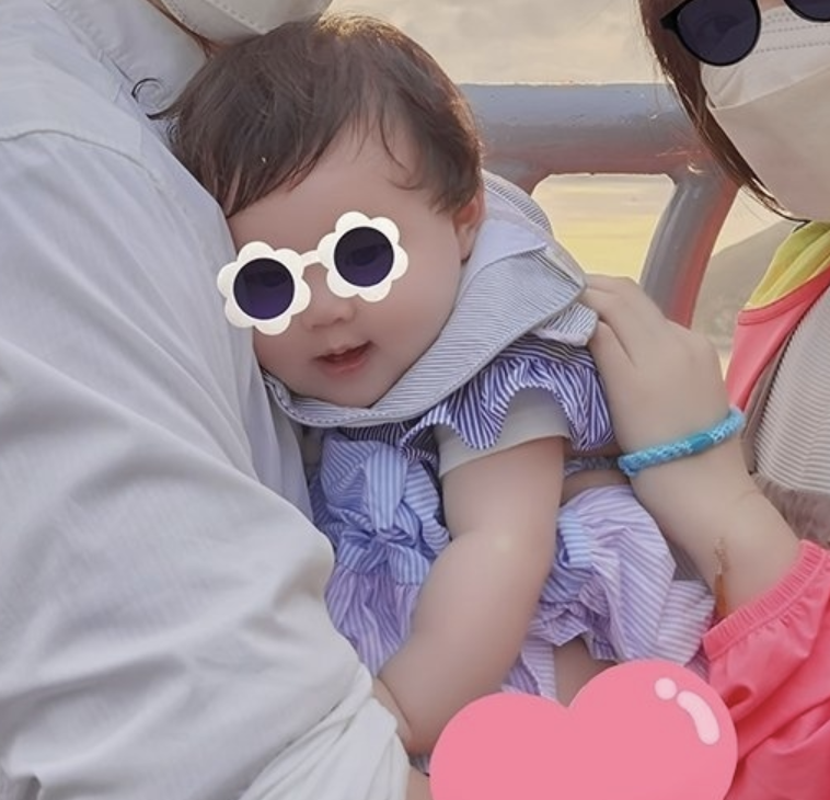 向佐溫馨全家福曝光，女兒長得像混血兒，手臂和郭碧婷手腕一樣粗
