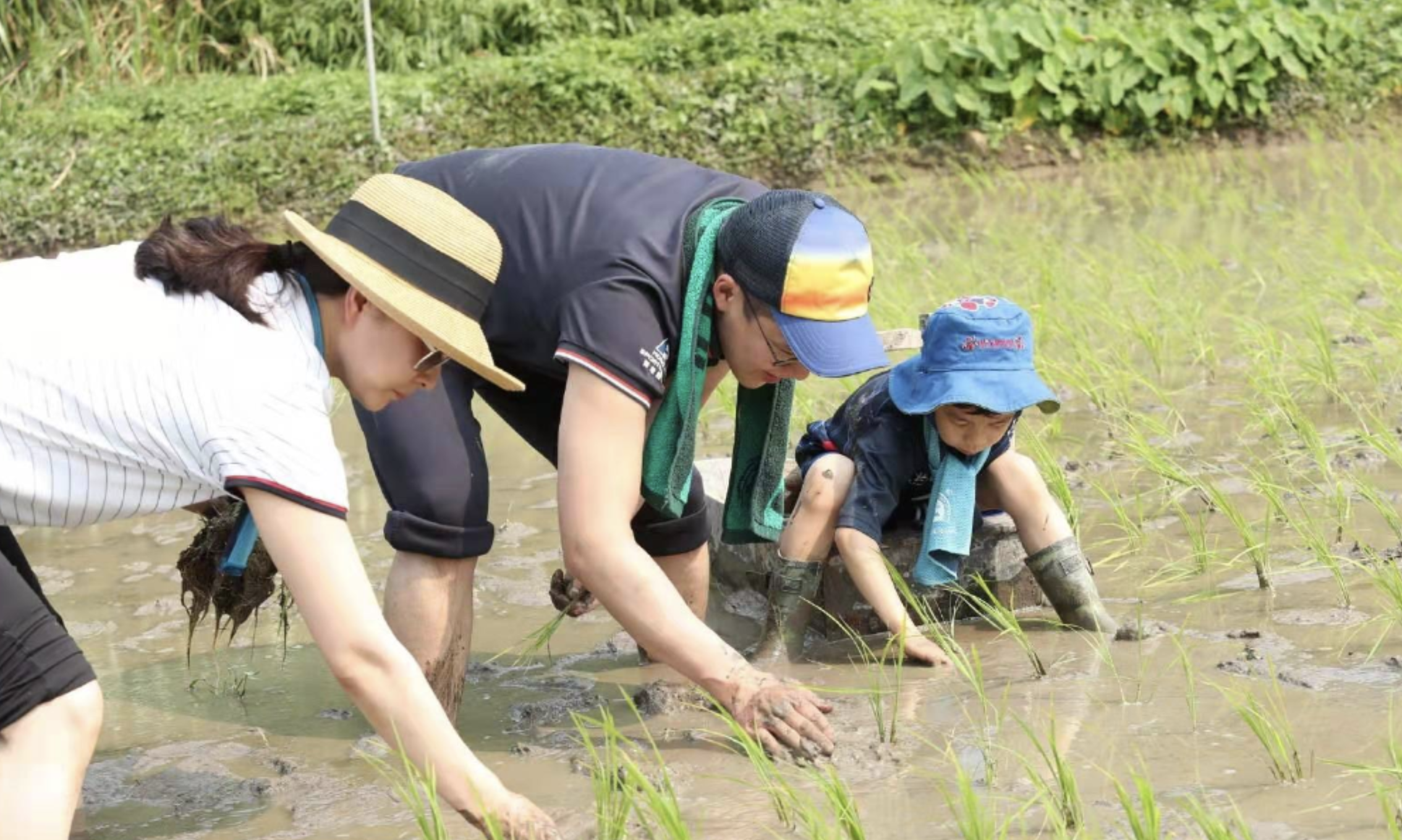 郭晶晶打扮精緻，參加孩子家長會，被網友盛讚：這才是真正的富養