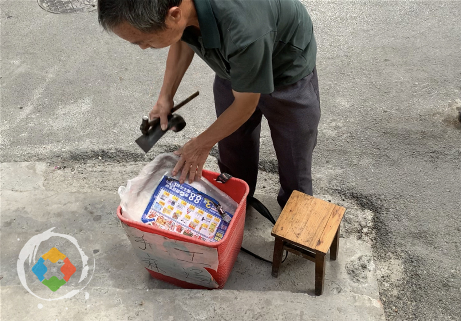 重庆路边摊为何消失？小贩不讲诚信，6块钱的麻糖都缺斤少两