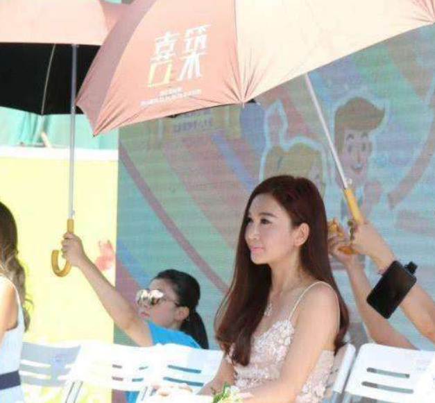 ​知名女星让助理跪着打伞，怪不得这么多年没红起来