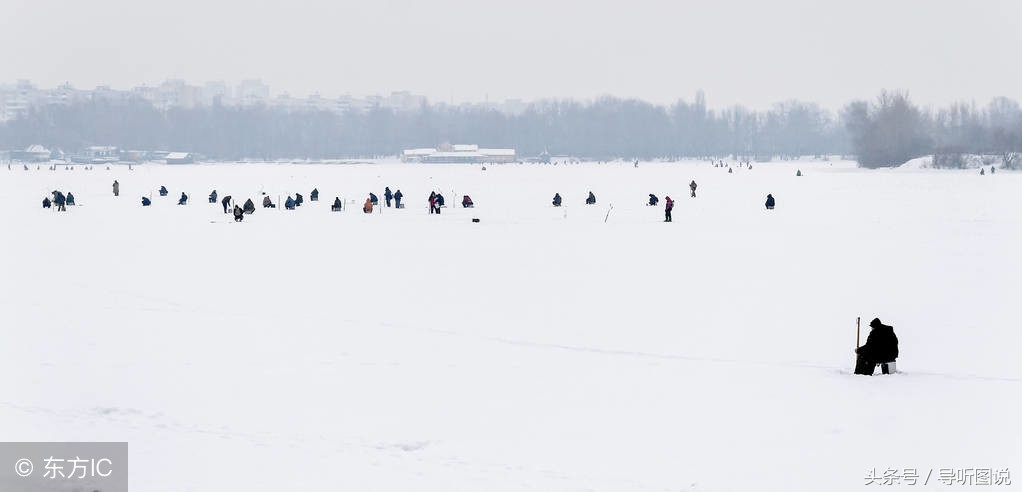 大雪纷飞，冰冻三尺，快来享受东北冬天穿冰垂钓的乐趣吧！