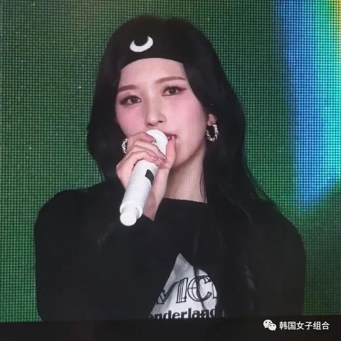 以黑发造型登场的这位女团爱豆,果然就要黑发呀