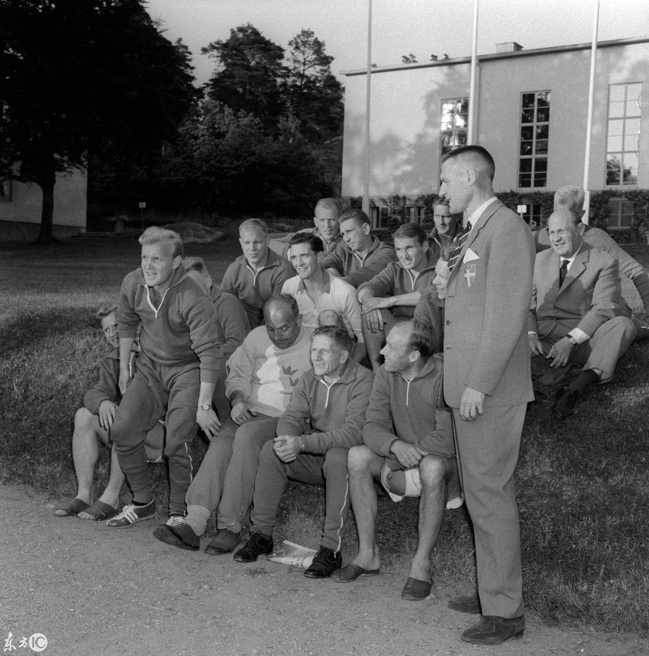 世界杯出场为什么小孩坐轮椅(在1958年世界杯足球赛上，坐轮椅的男子是巴西足球队的吉祥物。)