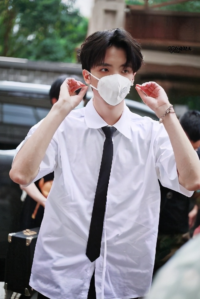 实力唱将or潮流偶像,细数戴口罩也帅气袭人的宝藏男孩