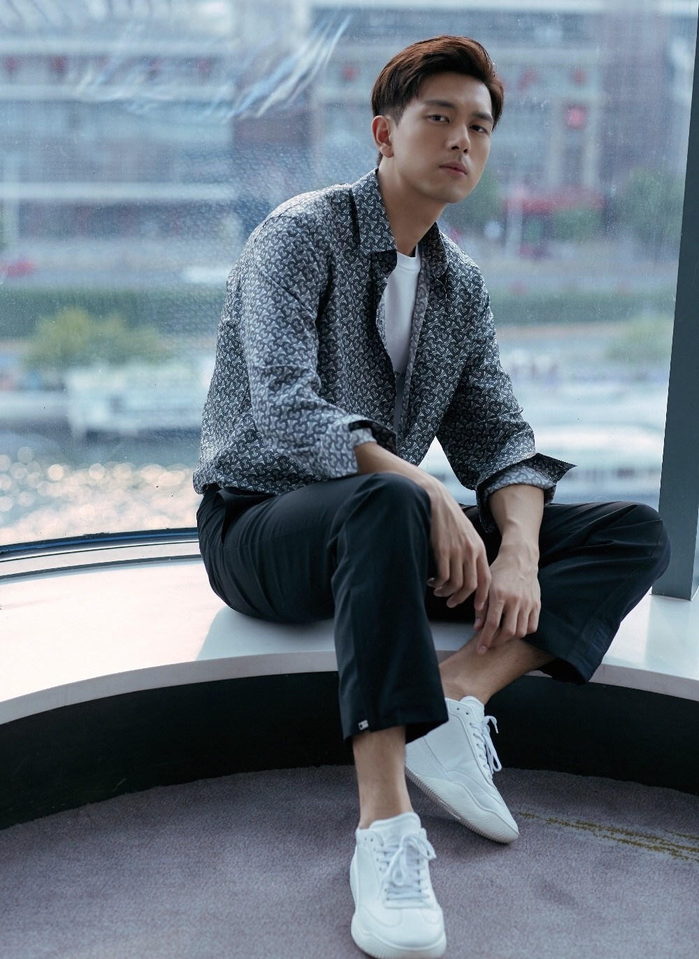 35岁李敏镐退伍后变高调，穿黑衬衫少系一颗纽扣，帅得差点认不出