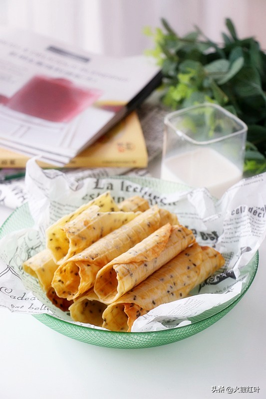 自己在家做蛋卷，香脆可口，碎屑也不舍得浪费，满足感爆棚