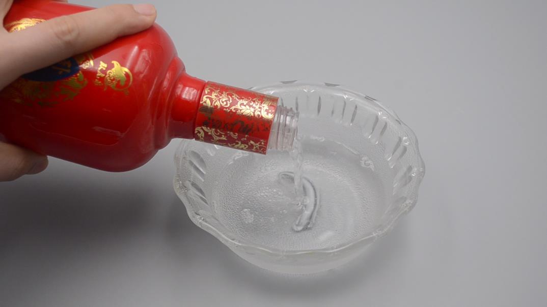 廚房玻璃上油乎乎的難清洗？ 家政阿姨教你一招，省時干淨又不留灰