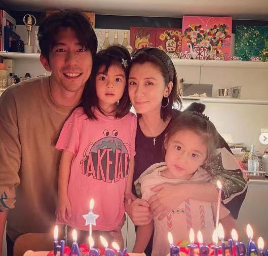 賈靜雯為老公慶生，曬出兩個蛋糕，一家人幸福和睦