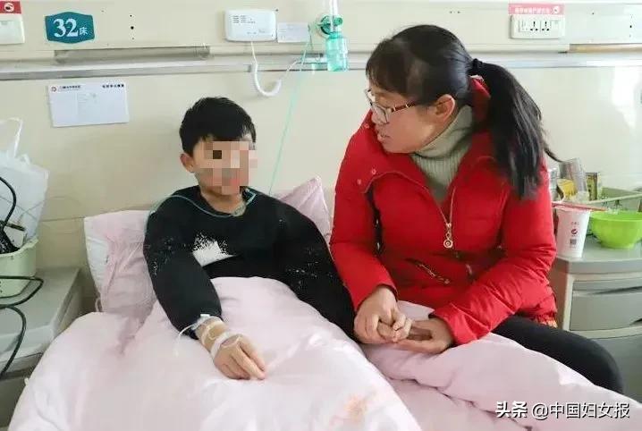 發(fā)現(xiàn)學(xué)生遲到，老師一個舉動救兩人