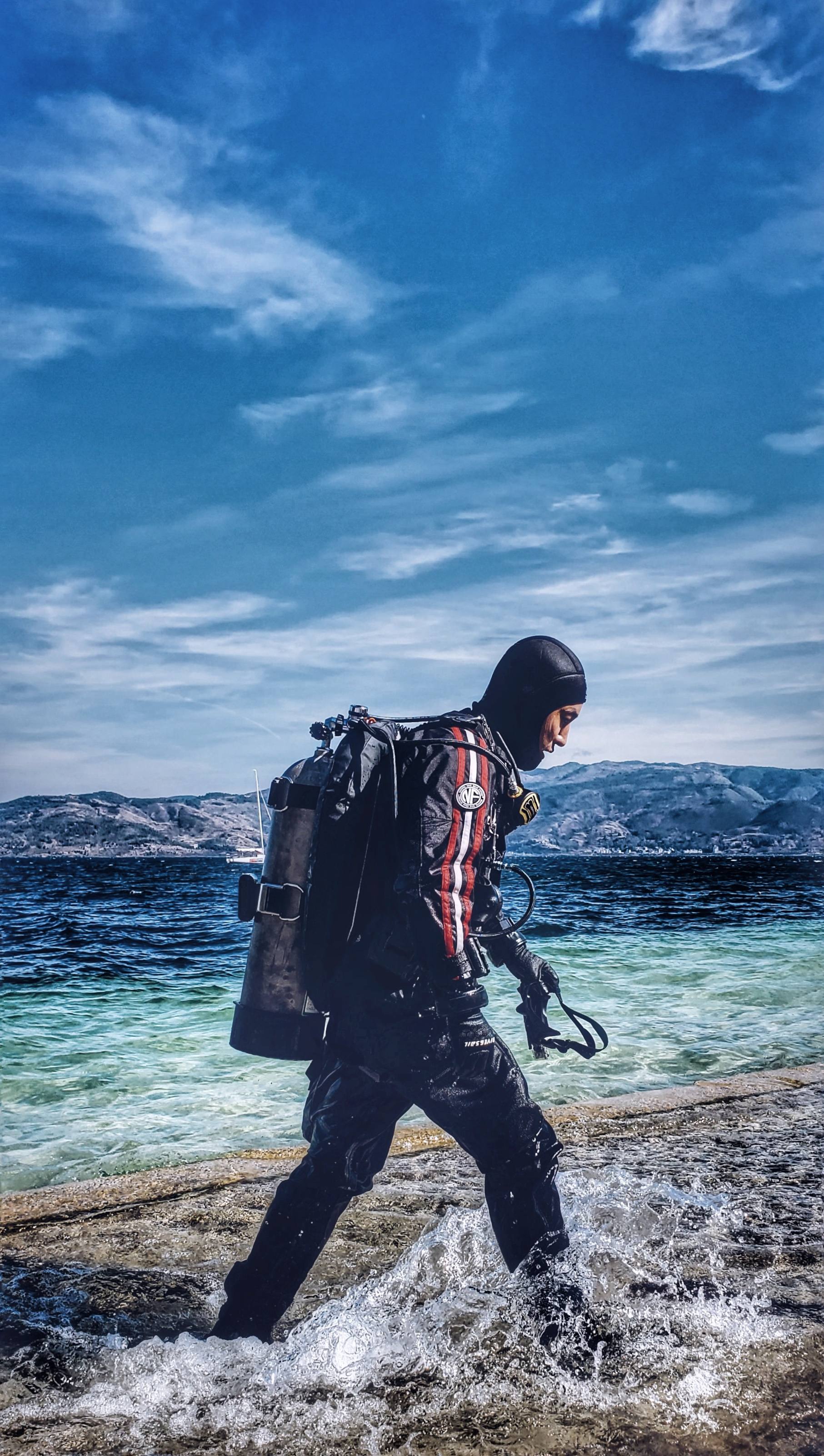 90万人围观的“寻宝游戏”，云南退伍老兵深入水底捡垃圾