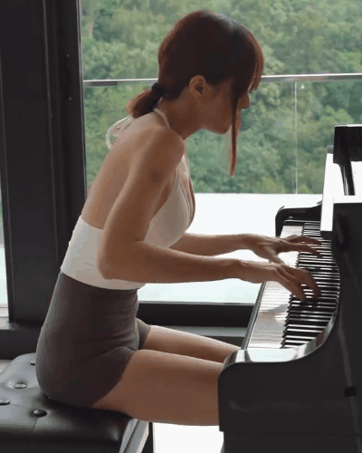 搞笑GIF趣图：美女，好开心，就喜欢看你弹钢琴的样子