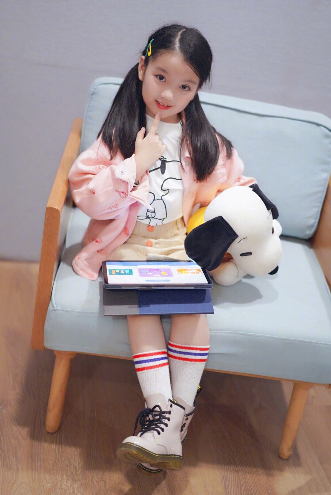 8岁崔雅涵长开不少，穿连体裤慵懒休闲，精致五官美的出众