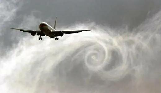 飛機飛行時為什麽會產生一條長長的白色“尾巴”？