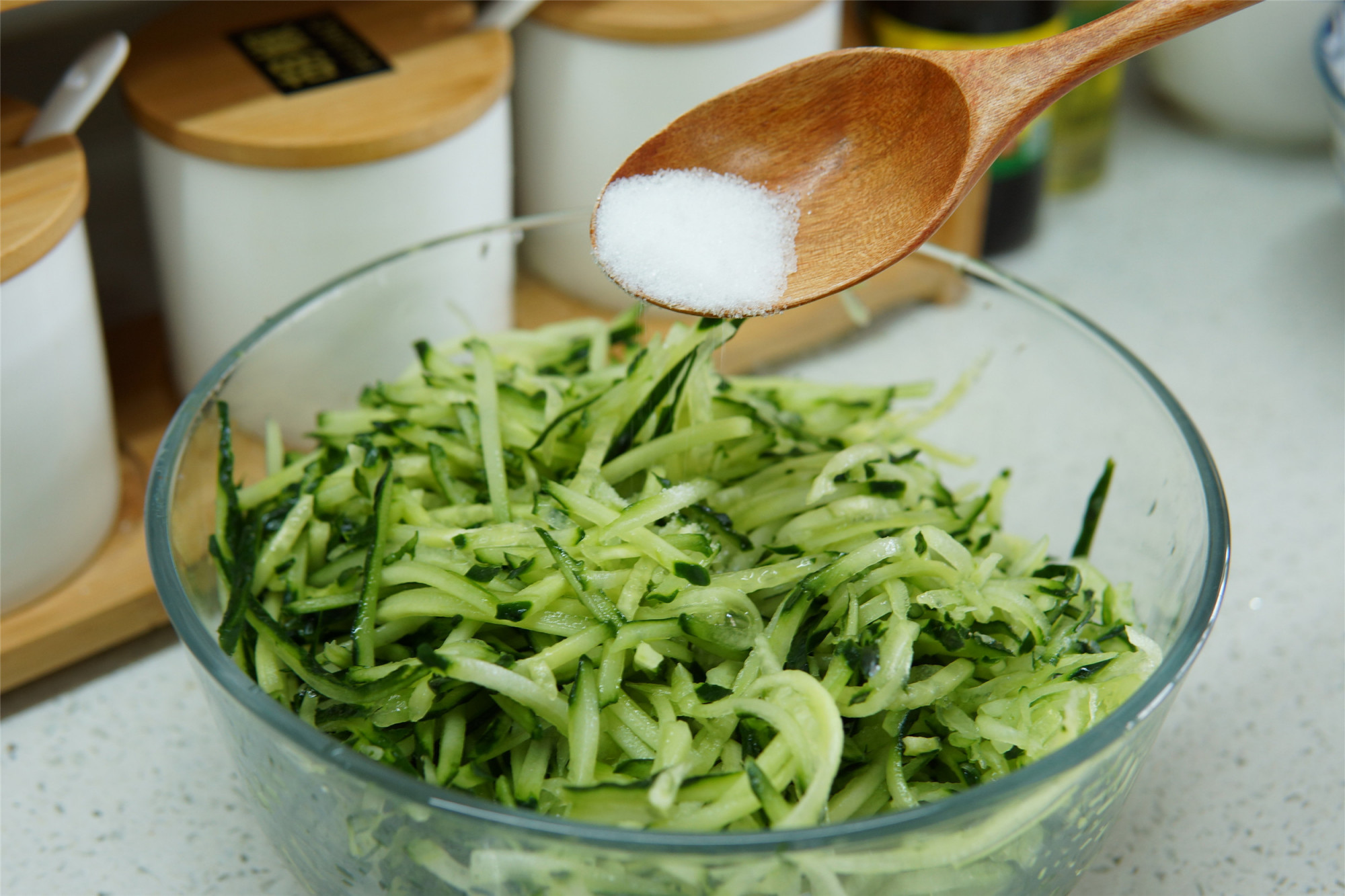 夏天别吃肉饺子了，这2种蔬菜特水嫩，包饺子清