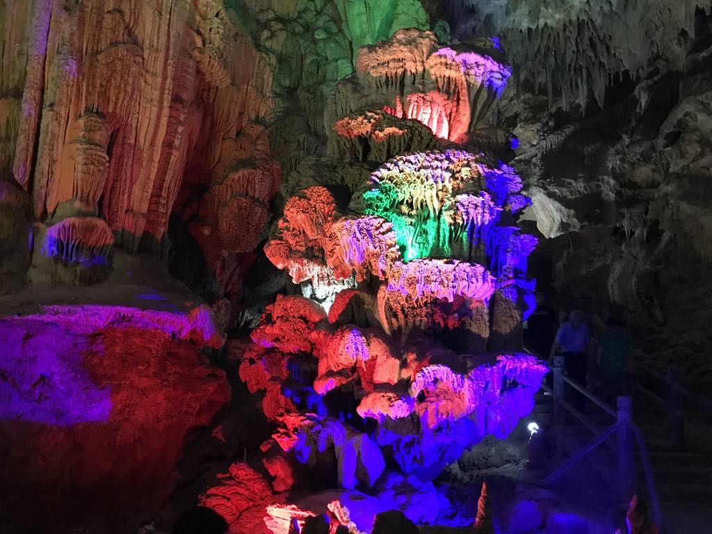 马山金伦洞——一个宛如人间仙境洞穴的景色