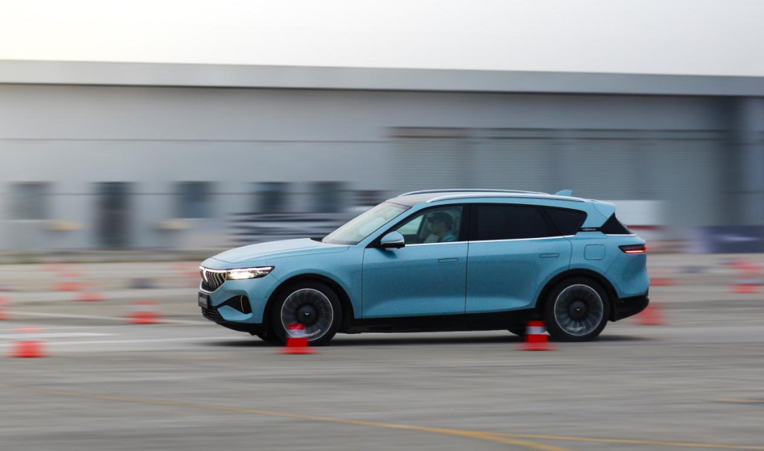 有空气悬挂，标配四缸机，还买什么理想One