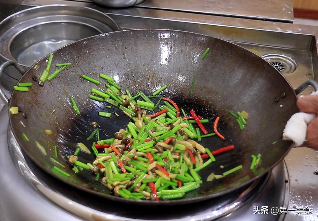 图片[7]-【蟹味菇炒芹菜】做法步骤图 多加这一步 芹菜清脆不出水-起舞食谱网