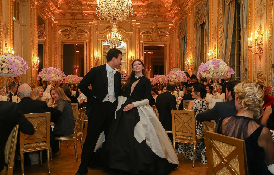 姚安娜車展生圖曝光被網友diss:求求你們別酸了，人老爸支持就行