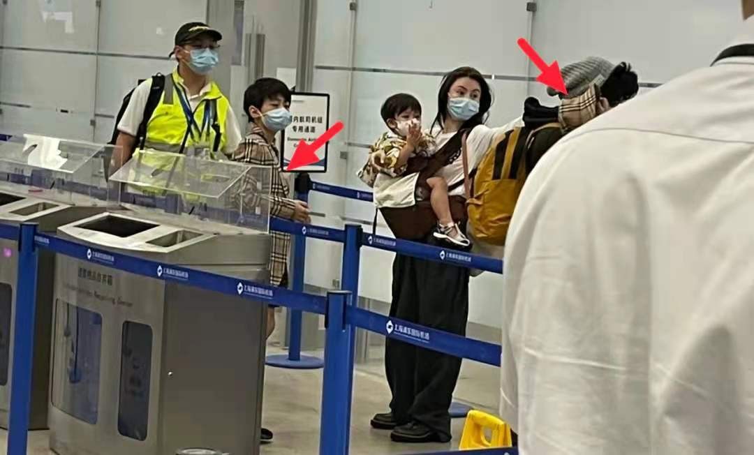 张柏芝3岁儿子正脸曝光！五官帅气头发浓密，打扮潮流小腿肉嘟嘟