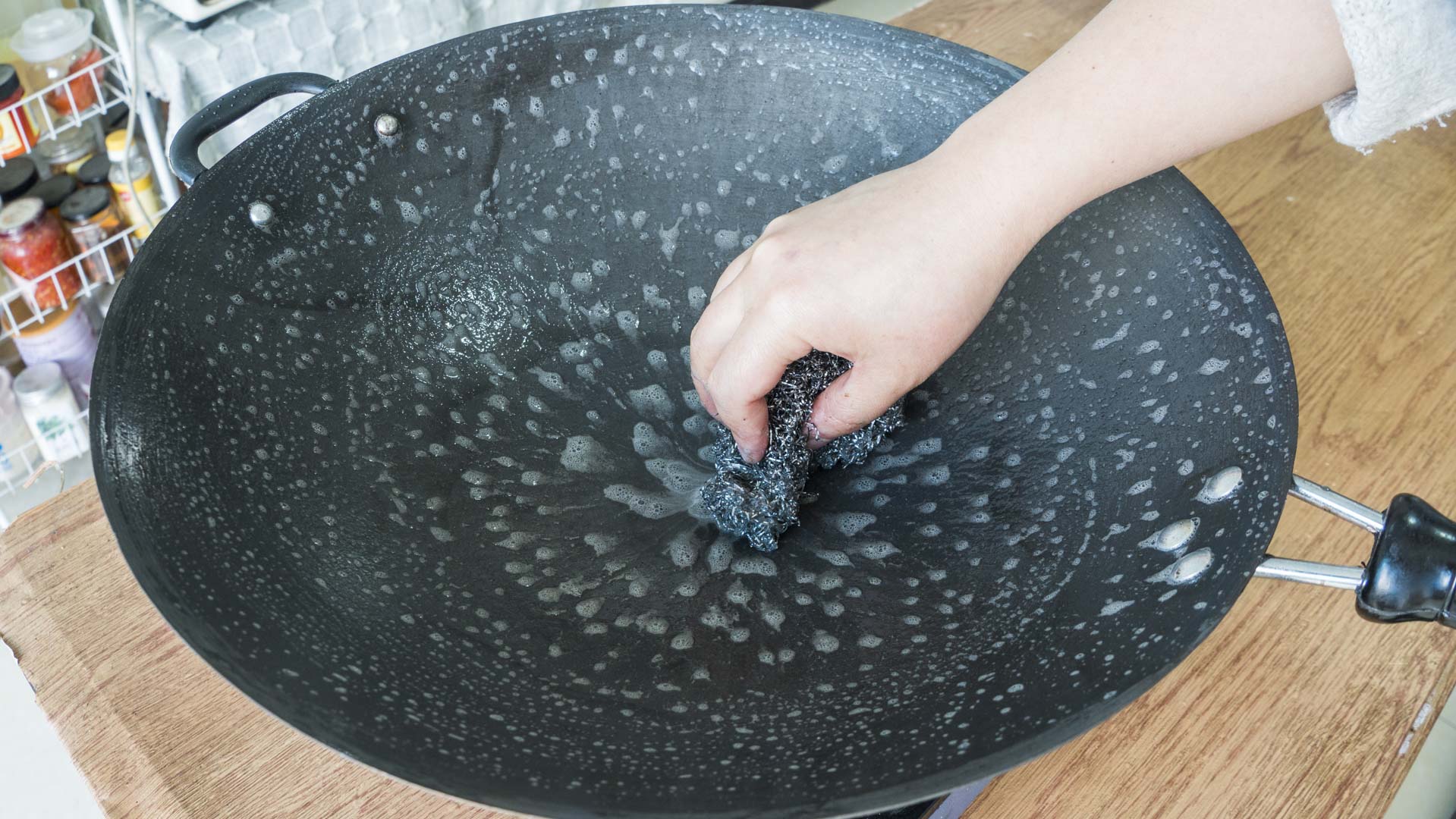 新鐵鍋千萬別直接用，教你正確的開鍋方法，不粘鍋不生鏽，特實用