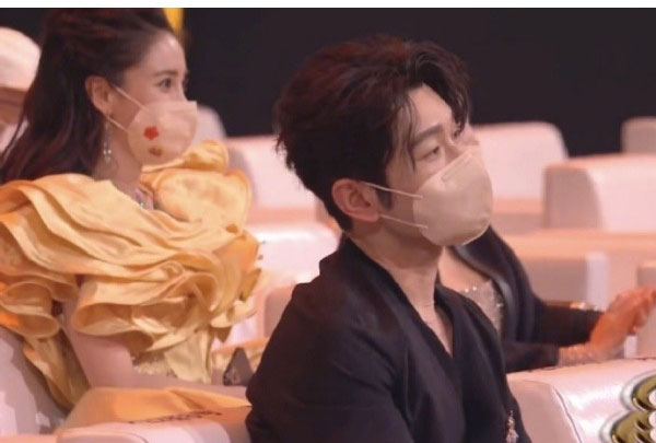 黄晓明盯Angelababy，眼神超虐 网：娱乐圈追妻火葬