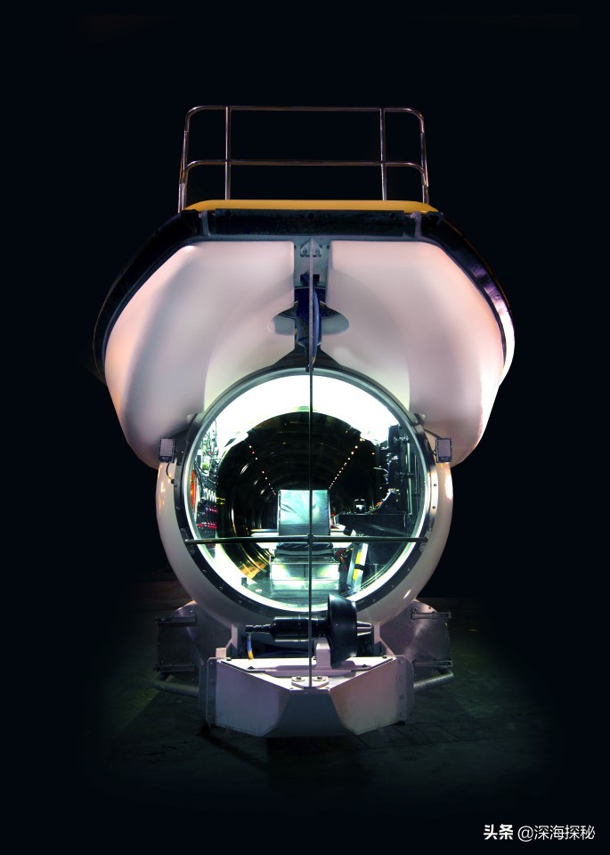 Triton公司推出了24座旅游潜水艇，以后可以吃着火锅看海底世界