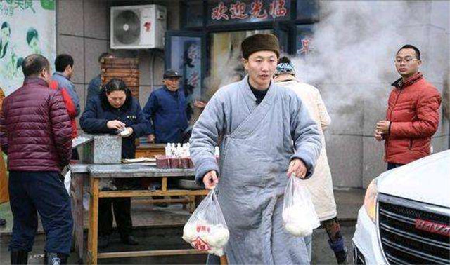 道禄和尚：出家8年，帮300个女人生下孩子，被赶