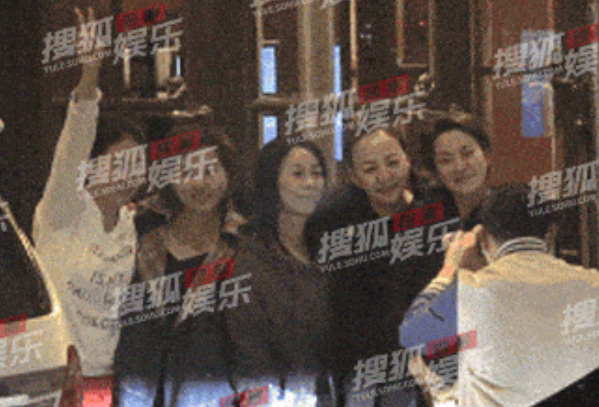 那英姐妹团再聚会！宋丹丹毛阿敏亲密搂肩，不见蒋雯丽身影？