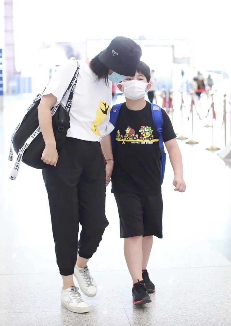胡可沙溢携儿子现身机场，安吉抱着妈妈撒娇，身高瞩目但依然胖