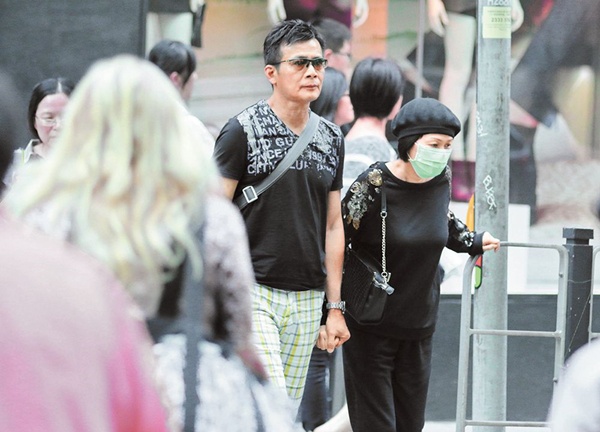 黄日华在爱妻临终前承诺永不再娶，买下夫妻墓