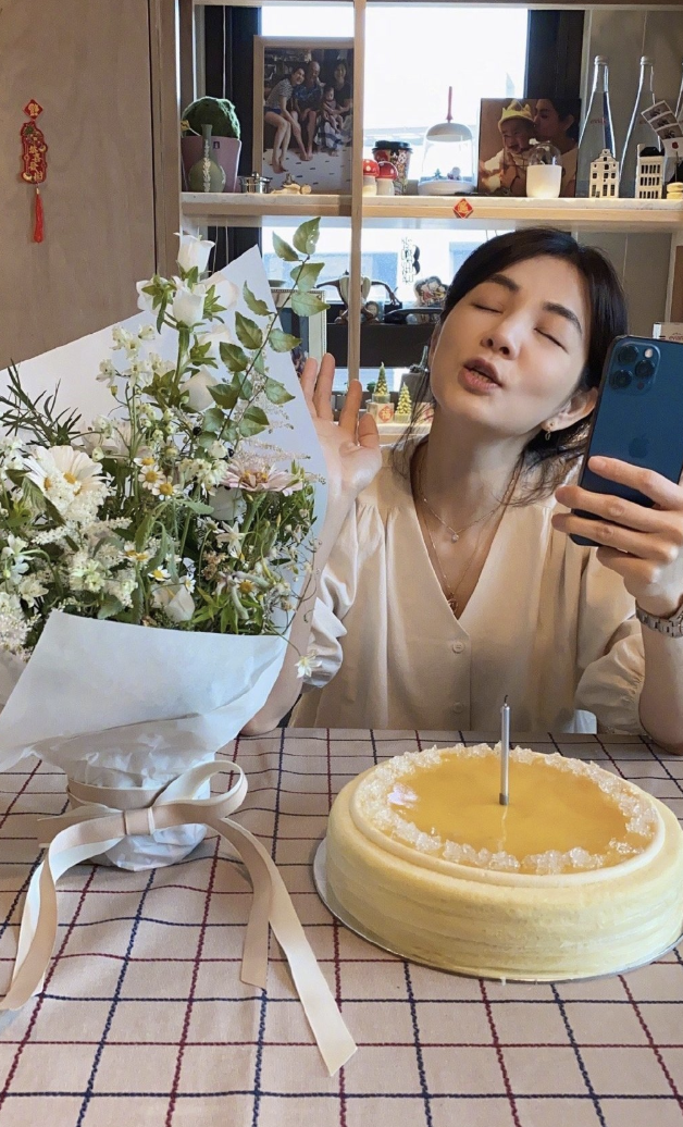 40岁Ella晒全家福庆生，与老公嘟嘴卖萌，儿子劲宝秀气如女生