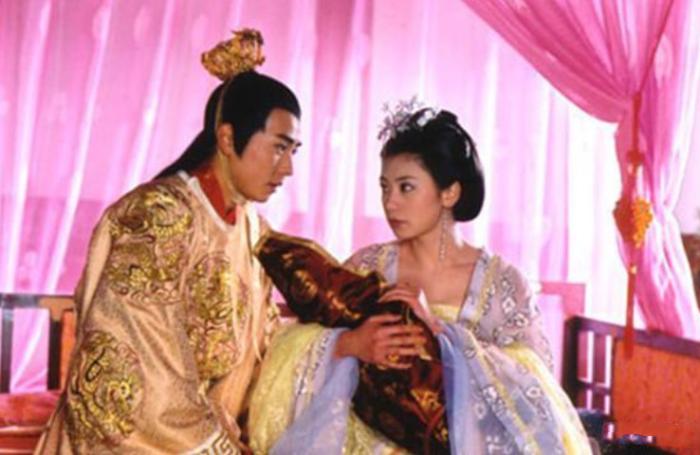 女星抱孩子谁最有爱？刘诗诗戏里戏外分不清，