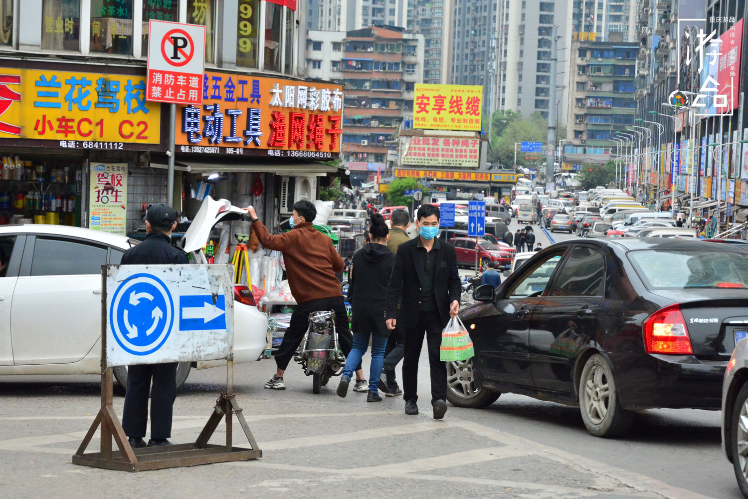 重庆堵车的缩影：混乱的渝州交易城，一个行人走路都堵的地方