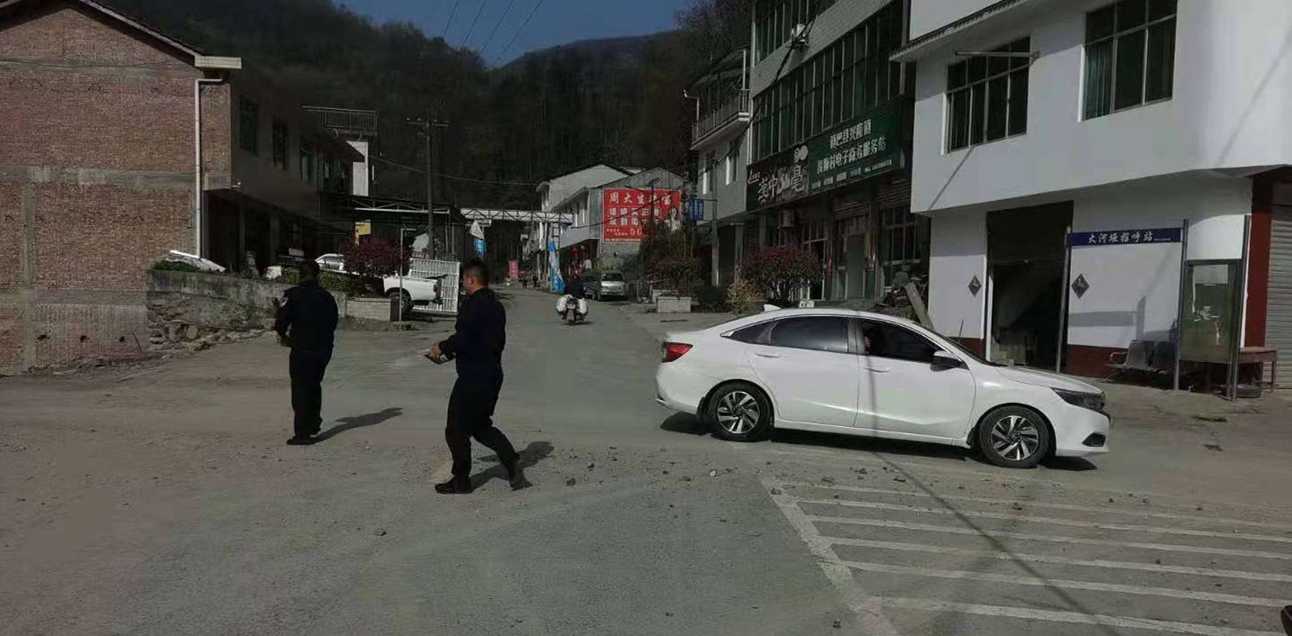 民警化身“清洁工”清理路面排隐患