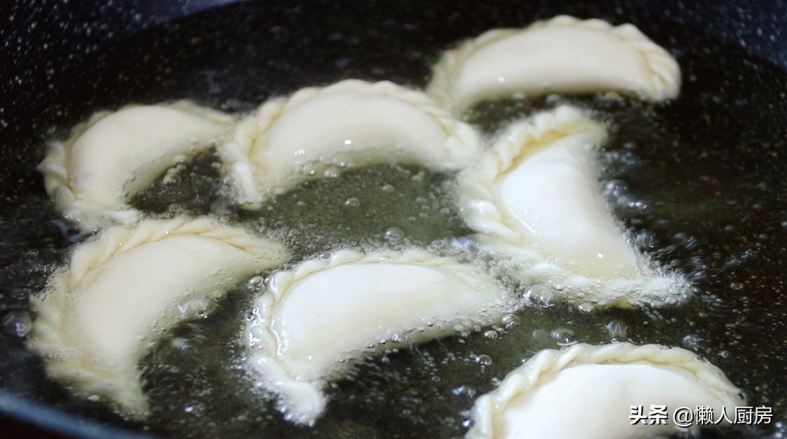 過年做這道小吃，包滿花生餡，寓意錢包滿，是招待客人必備的食品