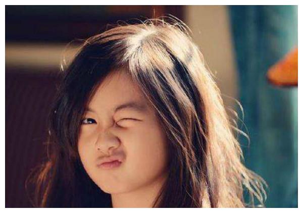 父女俩坐火车，女儿贴心“哄”爸爸睡觉，网友：果然女儿是小棉袄