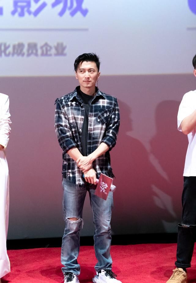 谢霆锋穿衣挺有个性的 绿色针织卫衣配工装皮裤 混搭出潮男气质 资讯咖