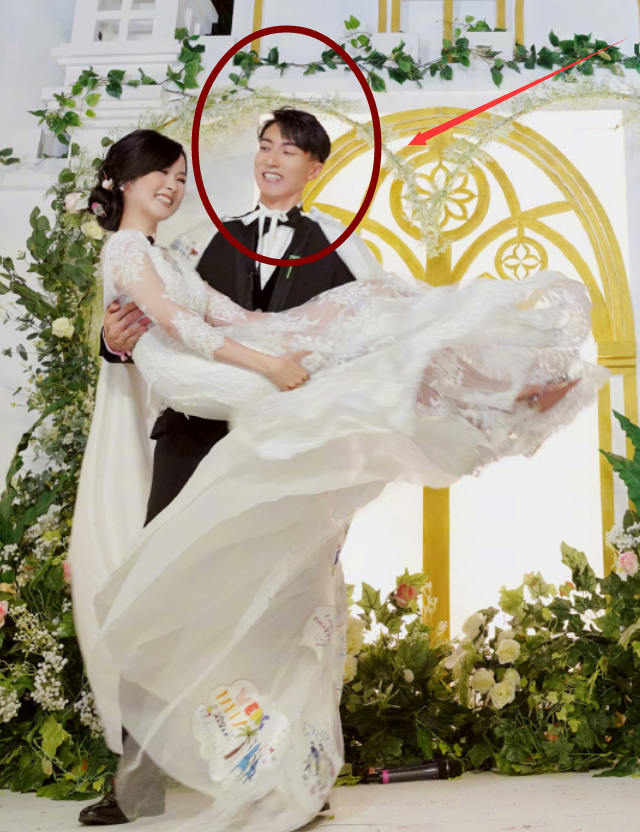 孩子都11了吴尊才求婚老婆，看他抱媳妇的手势，