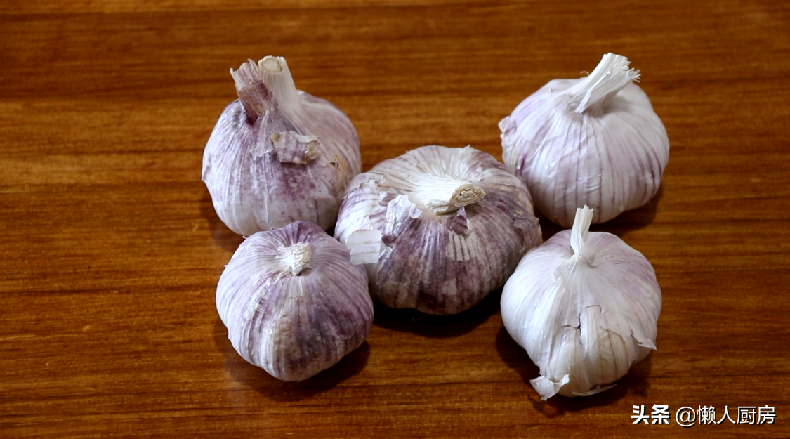 這是烤箱版烤大蒜頭的做法，比碳烤得更省事，軟糯鹹香