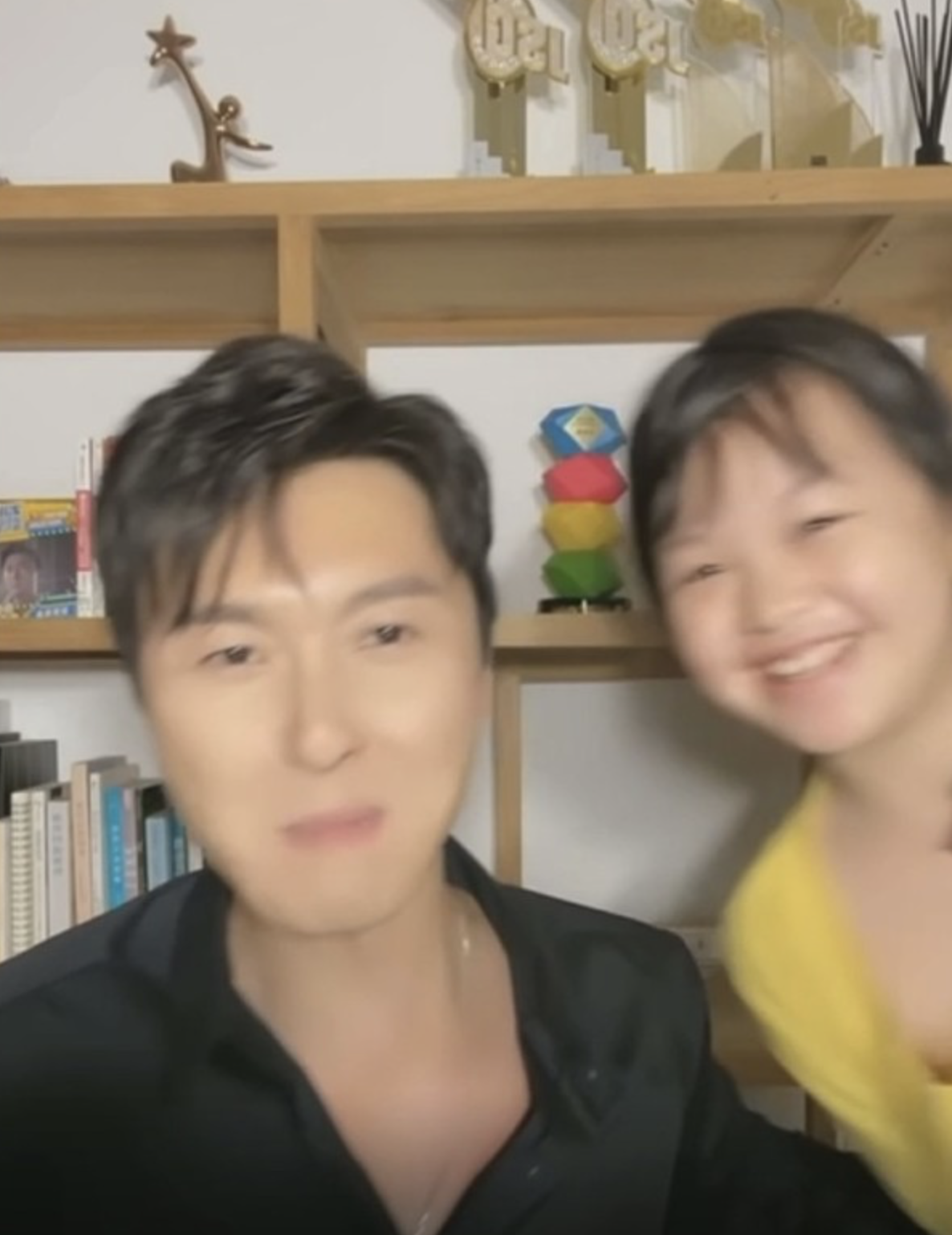 王浩信做直播与女儿互动，父女罕见同框，9岁女儿笑容灿烂很可爱