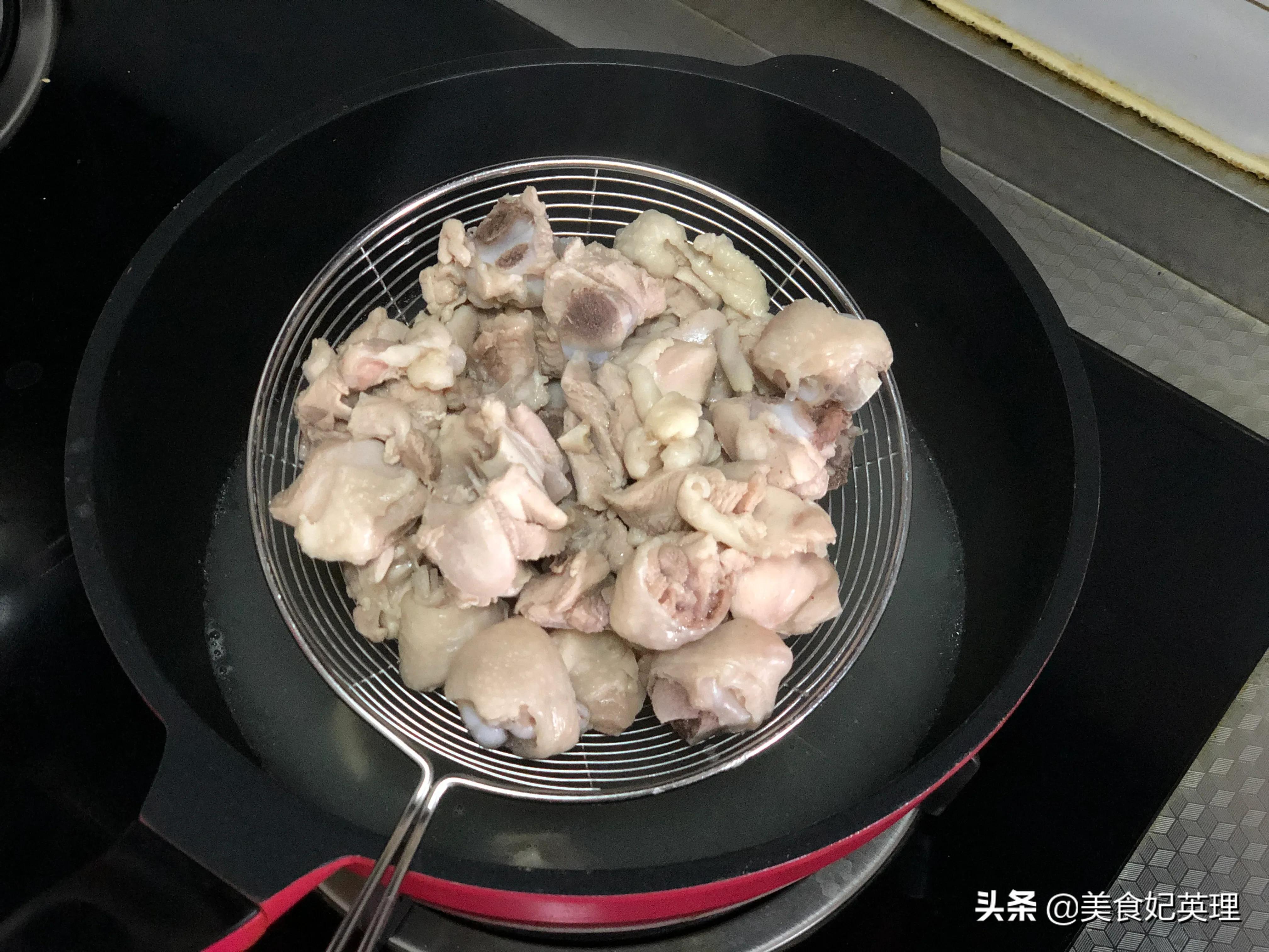 鸡腿这样做嫩滑入味儿，不放一滴油超简单，有肉有菜5分钟就上桌
