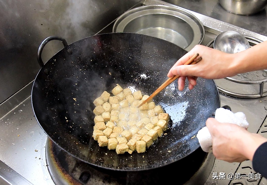 How to fry tofu in a nonstick pan without breaking, the chef shares