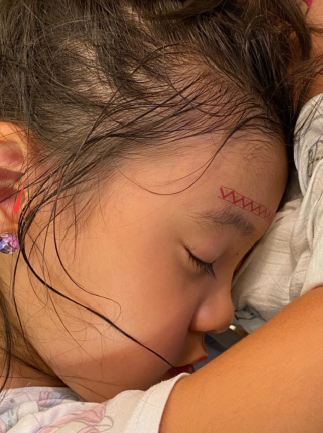 有其母必有其女！贾静雯女儿咘咘写字秒入睡萌翻，戴耳饰侧颜精致