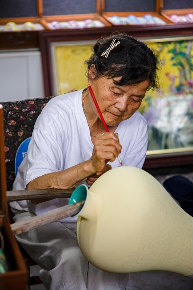 从陶土变为精美瓷器，在古窑民俗博览区有世界最古老的制瓷生产线