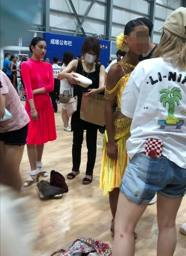 马伊琍文章同时看女儿比赛，文章女友疑现身，颜值身材碾压马伊琍