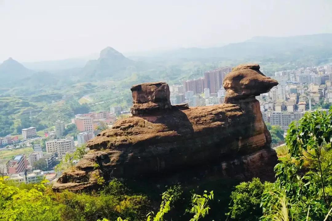韶关有一著名景点不是丹霞山，由3块巨石堆成，形如雄鸡面湘背粤